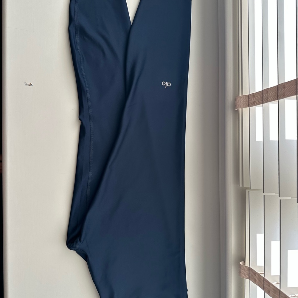 NWOT Alo airlift legging in Navy
